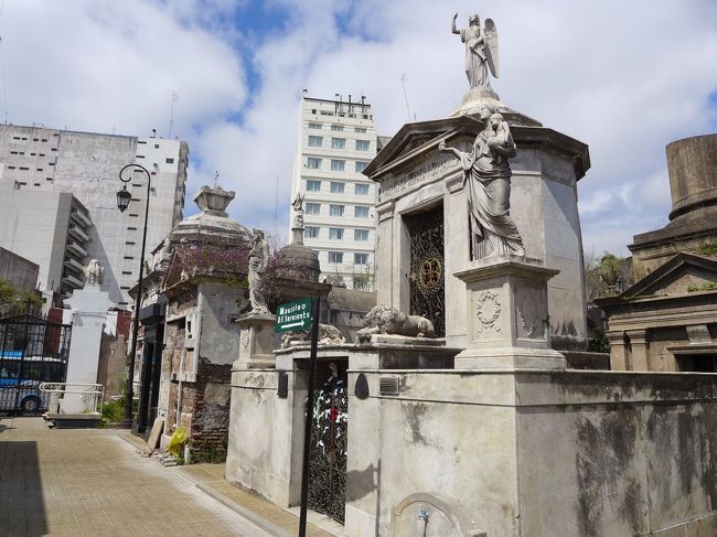 歴代大統領１３人を含め全部で６４００の納骨堂があるそうです。