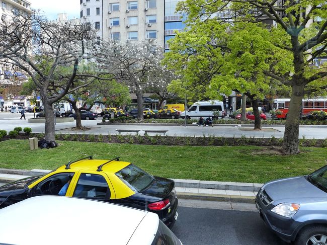 車窓からの街並み。