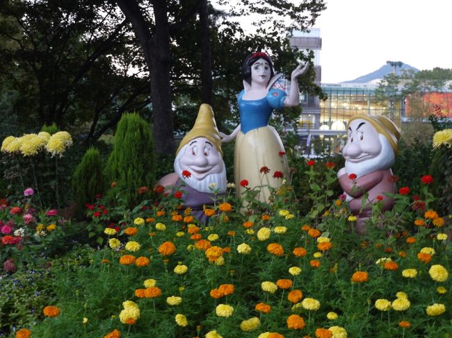 入口の白雪姫<br />残りの小人達は反対側に<br /><br />公園内には小川やウォーターアクティビティー、<br />乗り物もあるので終日いても楽しめそう。<br />夕方になり寒くなってきたので水遊びはなし。<br /><br />歩いてホテルに戻りました。