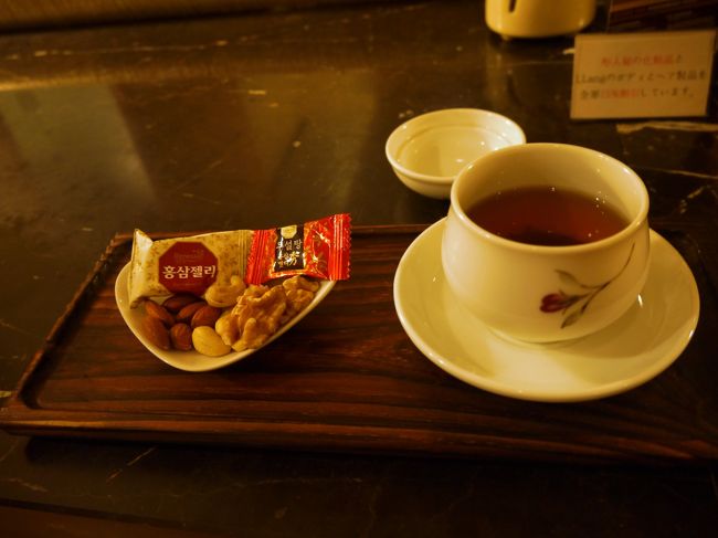 終了後に着替えて、施術室でアンケートに回答しながら<br />なつめ茶をいただく。<br /><br />マッサージで使用されたトンインビの化粧品も<br />とても良かった。<br />ここでも10％オフで購入できるけど、きっと免税店の方が<br />安いと思ってここでは購入せず。<br /><br />その後、歩いてCOEXモールまで。<br />大通り沿いに5分位で到着。道も分かりやすくて良い〜。