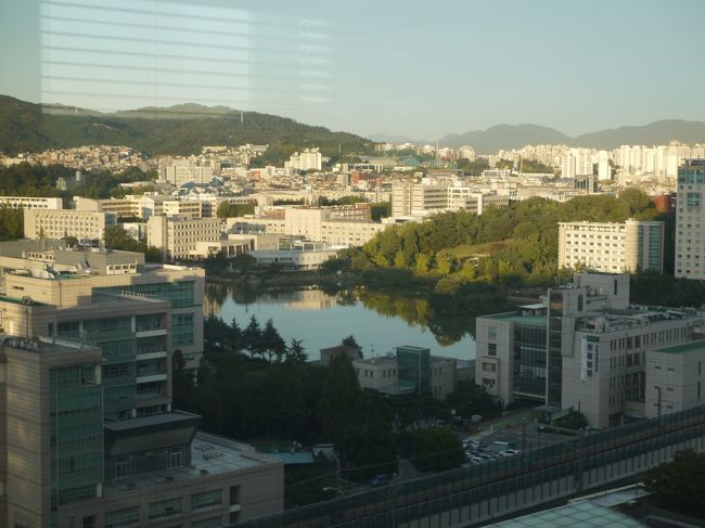 部屋から建国大学の人口湖が見えます。