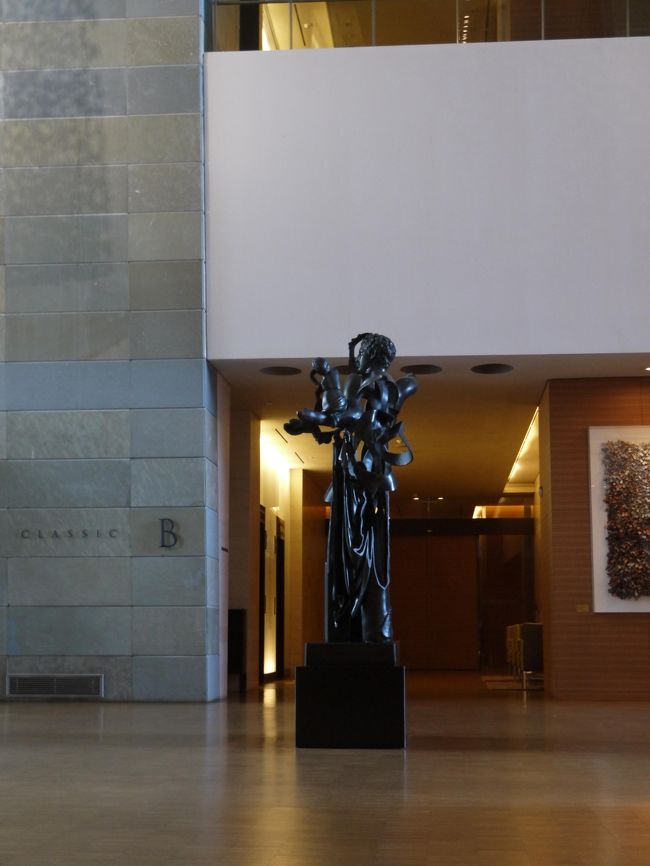 クラシック500のエントランス<br /><br />StarbucksとCoffee Bean &amp; Tea Leafの2軒のコーヒーショップが<br />1階にあります。<br />スタバはエレベーター横のドアを出ると入口が。<br />ホテルに戻るときはルームキーで開錠