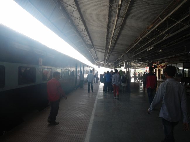 カジュラホ駅のホーム。