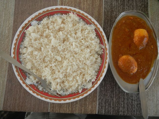 ブルースカイレストランのエッグカレー。<br />宿を探す前に、空腹のためまず食事。<br />