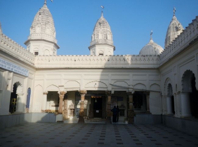 東群の寺院までホテルから歩いて２０分ほど。<br />ここは入場料無料。メインの寺院ではないので観光客も少ない。<br /><br />シャンテーナータ寺院。