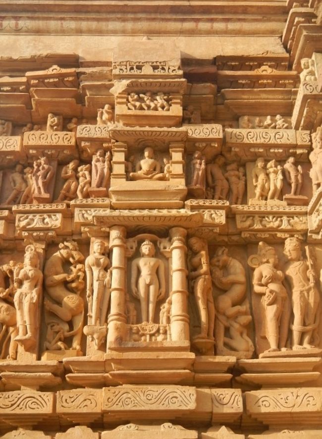 パールシュヴァナータ寺院のレリーフ。