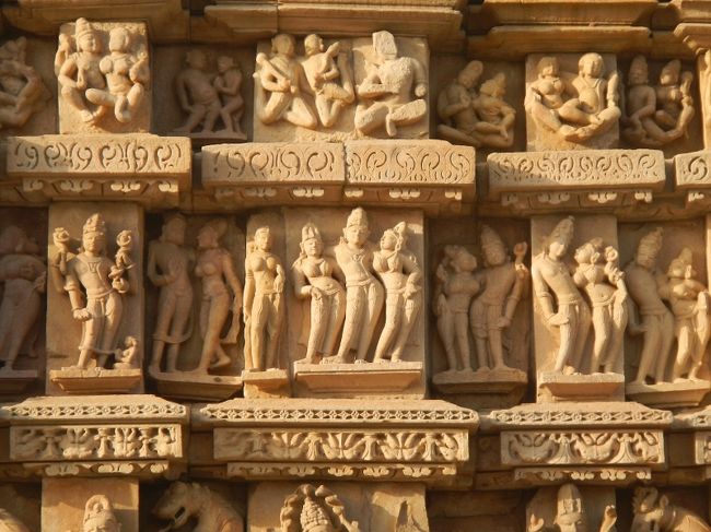 パールシュヴァナータ寺院のレリーフ。