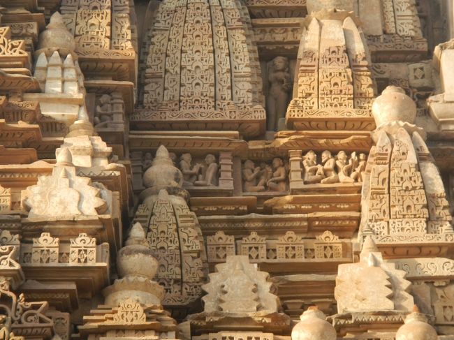 パールシュヴァナータ寺院のレリーフ。