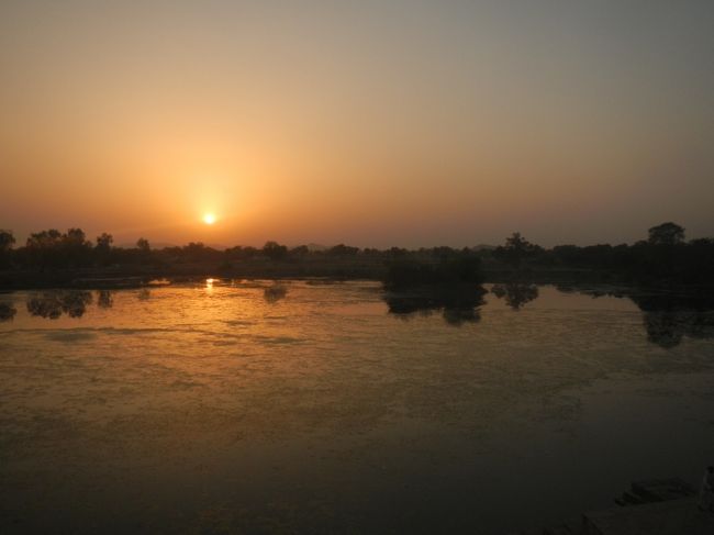 ホテル前の沐浴池。