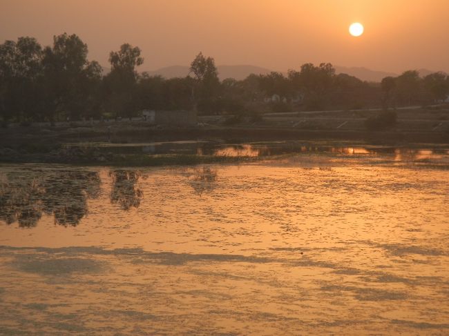 沐浴池に夕陽が沈む。
