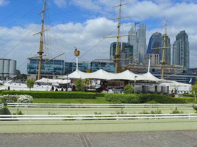 元は港の保税倉庫街でしたが、高級住宅地と商業地区として新しく開発された注目スポットです。 <br />ブエノスアイレス市の東側を流れるラ・プラタ川の旧港に沿ったAlicia M.de Justo通りにはお洒落なレストランやショップが並んでいます。 