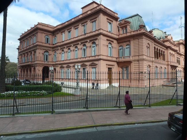 大統領府<br /><br />別名「カサ・ロサーダ」。1862年から現在まで歴代大統領の行政の場として役割を果たしてきたところ。