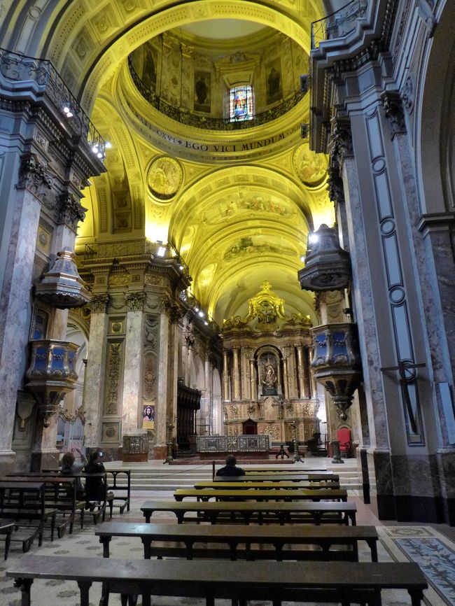 1593年に原型となる聖堂が造られ、幾度にも渡る立て直しの末、現在の建物が1827年に完成された。