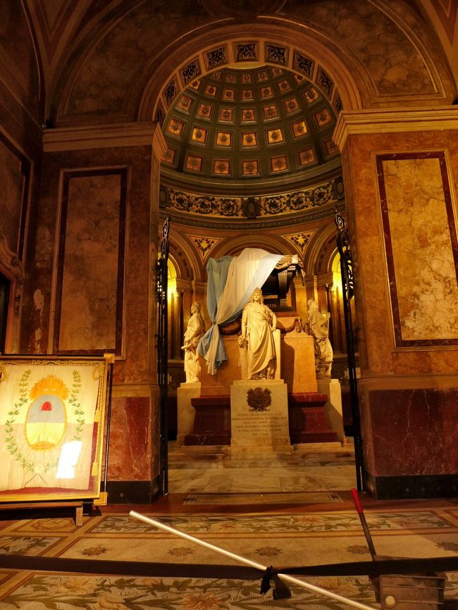 同大聖堂には、アルゼンチンを独立へと導いたサン・マルティン将軍の眠る霊廟が安置されています。