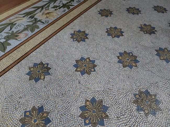 床はきれいなモザイク模様。