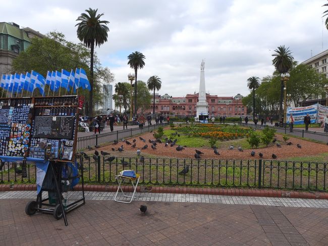 大統領府が見えます。<br /><br />広場中央には「五月のピラミッド（Pirámide de Mayo）」と呼ばれる、五月革命１周年を記念して1811年に建てられた白い塔があります。