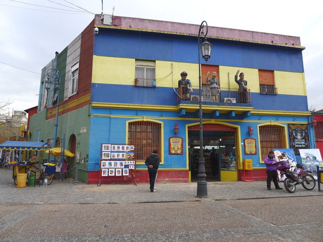 ボカ地区<br /><br />ブエノスアイレスの南部に位置する港湾地帯です。１９世紀終わりごろには移民でにぎわいました。ボカジュニオールスの本拠でもあります。 カミニートでは、カラフルな家が立ち並ぶ風景をご覧いただけます。