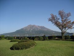 第19代藩主・島津光久の別邸として造られた仙厳園。

桜島を築山に、錦江湾を港に見立てた借景庭園です。