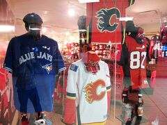 カルガリー空港（YYC）です。
真ん中がカルガリー・フレームス（Calgary Flames）というアイスホッケー・チームのユニフォームです。
左はカナダ唯一の大リーグ球団 トロント・ブルージェイズ（Toronto Blue Jays）のユニフォームです。