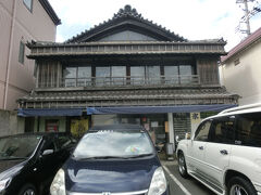 駅前にある「扇屋」で昼食に、
鉄筋の建物に挟まれて目立たないところに。
建物は古そうです。