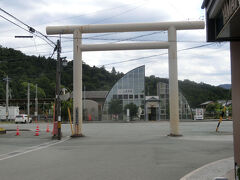 食事を終えて
二見浦駅前です。
駅舎は新しく見えますが、無人駅です。