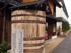 鹽竈神社の前を通る、鹽竈海道を進みます。

海道沿いに、創業１２０年、味噌・醤油の萩原醸造。

店先に置かれた大きな樽の脇に建てられた石碑・・・東日本大震災の時、津波がこの地点まで到達したという印です。

このお店は、海岸から何キロか離れていると思うのですが・・・こんな奥にまで津波が到達したのですね・・・。

松島のほうでは、瑞巌寺手前の参道の杉林あたり（海がすぐそばに見える場所）までしか来なかったようなので、湾の形などによって津波の勢いも随分違いがあるものです。

