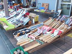 高知城と別れ、追手筋に戻ってきました。

この日は日曜日。
有名な「土佐の日曜市」が立っていました。

写真は、土佐刃物の店。
土佐刃物とは、高知県内で決められた製法で作られた刃物（包丁、鎌、鉈、鋸、鍬など）の事で、江戸時代初期から伝わる伝統工芸品。
平成10年、（財）伝統的工芸品産業振興協会によって経済産業大臣指定伝統的工芸品?に指定されています。
主な産地は高知県香美市・南国市・須崎市・土佐市・伊野町だそうです。

