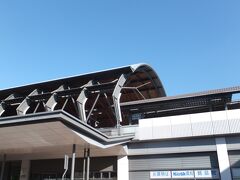 高知駅。
新駅舎ホームは、地元の杉材で作られたアーチ状の大屋根。
愛称は「くじらドーム」。