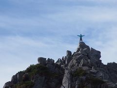 宝剣岳山頂には人が立っています。
高い所怖いから絶対無理…。
この写真あの人にあげたいな〜。