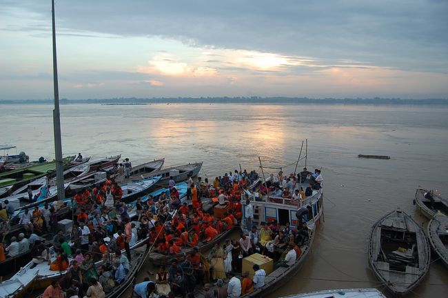 既に船はこんな感じ。私は船には乗らずちょっと脇の方から観ました。<br />「こっちの方が見えるよ」とか「ここ空いてるよ」とか、親切と客引きの間みたいな人達の、親切の「上澄み」だけいただき、あとは聞こえない振りして、グイグイ前に攻め込んでいきます。<br /><br />一応現地のツアーに申し込んでおいたので、なんとか見える席だけは確保できました。