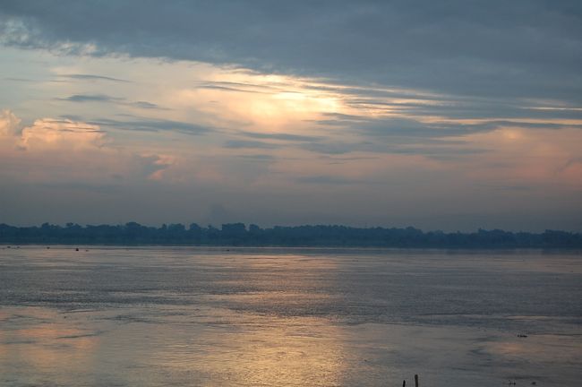 やっと人ごみの渦を抜け、河を撮る。<br /><br />今は雨季・・幻想的な空の色とはいきませんが、それでも感慨深いものがあります。