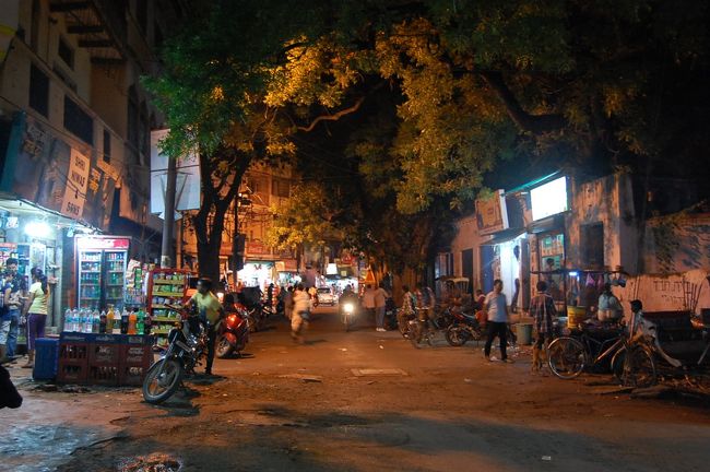 ホテル周辺の夜道。<br />ずっと賑やかでした。<br /><br />