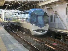 鳥羽駅で電車を待っていると、ちょうど「しまかぜ」が
入ってきました