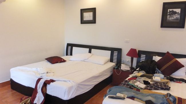 驚いたことに出入国カードと税関申告書が<br />不要でした。面倒な「書き物」がありません。<br />他国にも広がればいいのに。<br />空港からは航空会社？のバスに８００００ドン（約４００円）<br />でホテルすぐ近くに行ってくれました。<br />