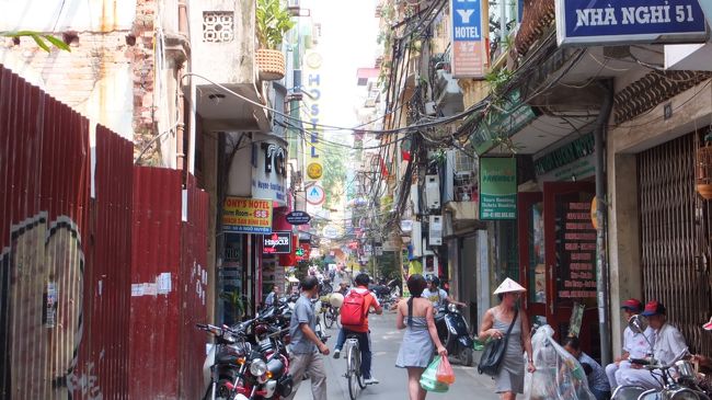 ホテル前の通り。<br />アジアらしい雰囲気。