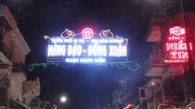 ちょうど金曜日だったためナイトマーケット<br />やってました。