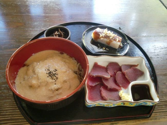 <br />寸又峡名物の鹿刺しと、とろろそば。