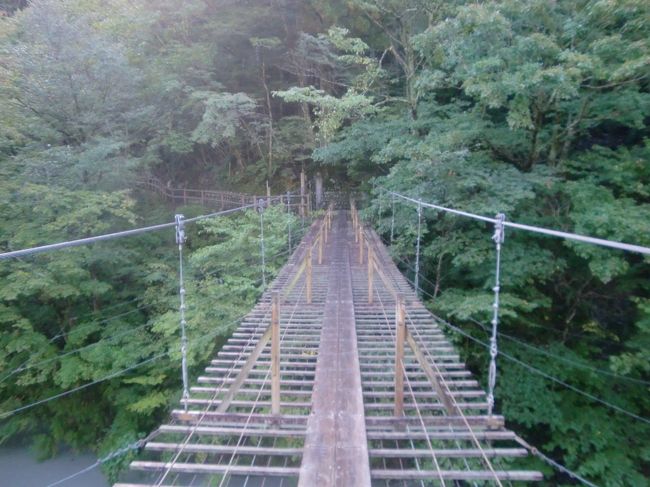 <br />吊り橋の歩く場所は意外に狭い…。<br /><br />ケータイやカメラを落とさないか、ちょっと不安になりつつ進みました。