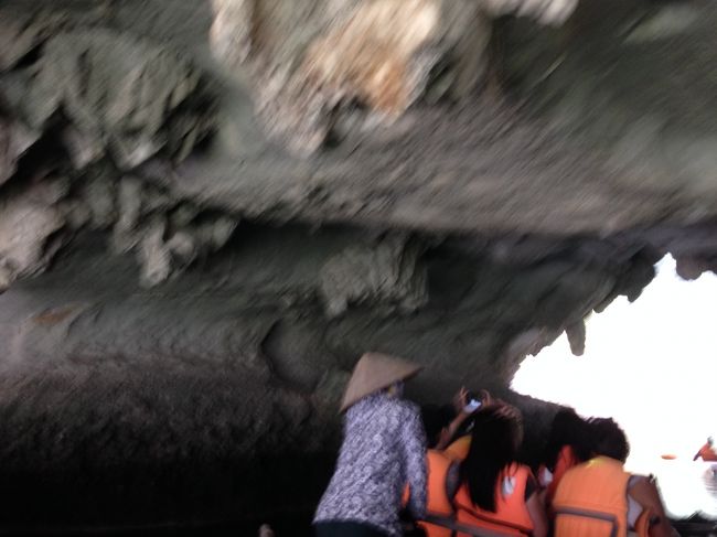 岩穴をくぐります。<br />あたる〜〜〜〜〜