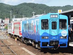 　10時35分の列車で、久慈方面へと向かう。途中、対向列車が線路上にあった木と衝突したとのことで30分近く遅れてしまったが、なんとか三陸鉄道との接続には間に合うことができた。
　さて、三陸鉄道であるが、例のドラマの影響でとてつもないことになっていた。車両はまさかの3両連結で、しかも超満員である（通路もかなり埋まっている）。私はJRから乗り換えたから席を確保することができたが、久慈駅から乗車した人は30分以上も並んでいたとのことである。

＠大混雑（になる直前）