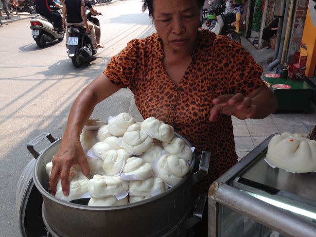 肉まん。<br />鶉の卵２個入ってます。<br />