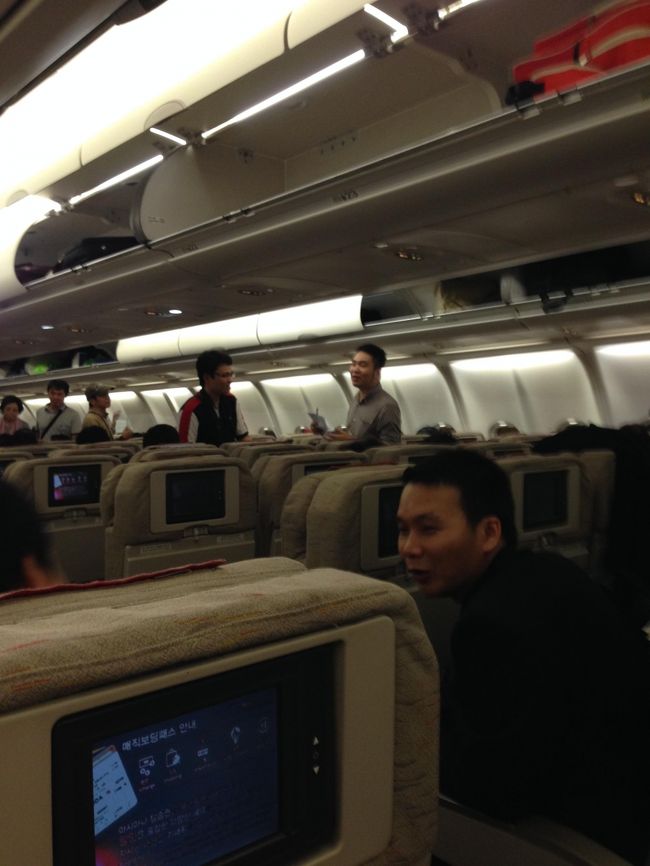 ほぼ満席。<br />出国の際も無駄な提出物は<br />ありませんでした。