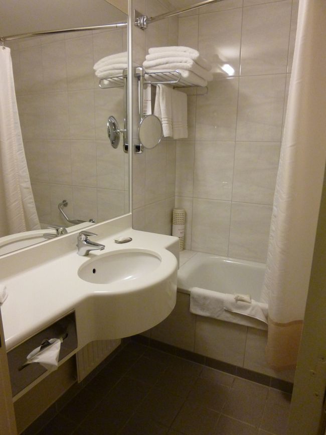 シャワーカーテンのバスタブ。<br />タオルも沢山用意されています。