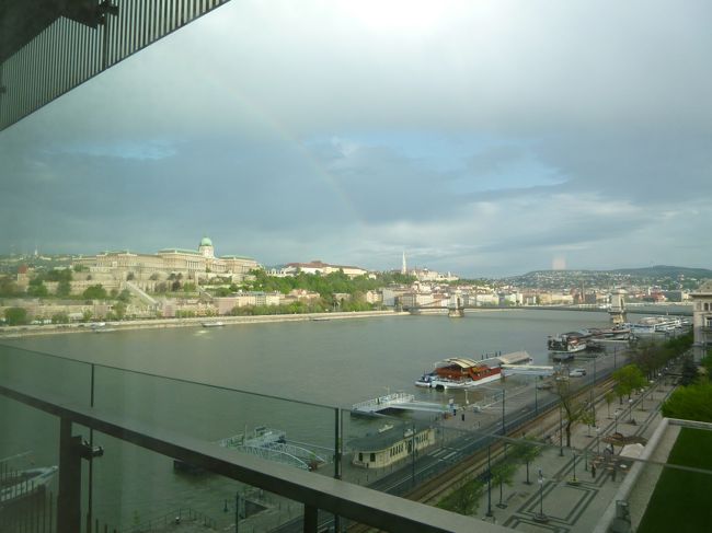 朝ー♪お部屋から。<br />なんと虹がかかっています。