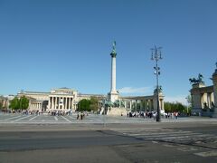 さっそくブダペスト観光へ出発！
ここは、ドナウ川をはさんでブダ地区とペスト地区にわかれています。
まずはペスト地区の英雄広場。
