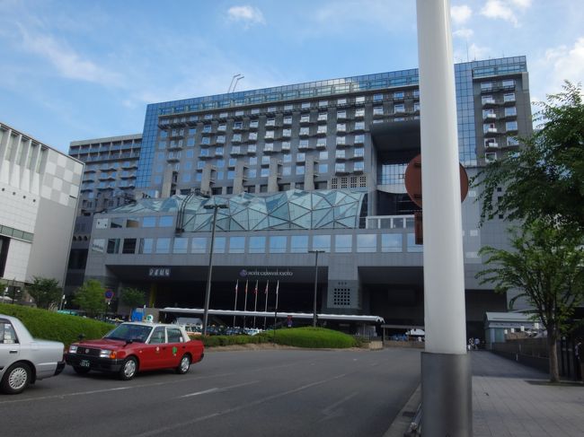 暑かった奈良はと思って京都に着きましたが、京都はもっとすごかった！！<br />駅の中を歩いていたら　サウナに入っているみたいでした。<br />　暑かったです・・・