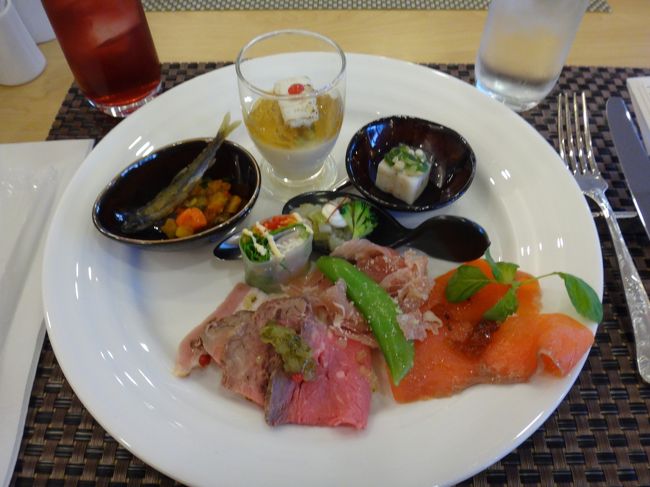 夕食は　タワーホテルで　バイキングでした<br />京都らしい　素材が使ってあって<br />　おいしかったです