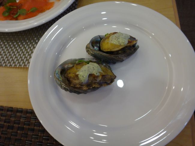 アワビです<br />　柔らくくて　おいしいです<br />初めて　丸々１個食べました！！