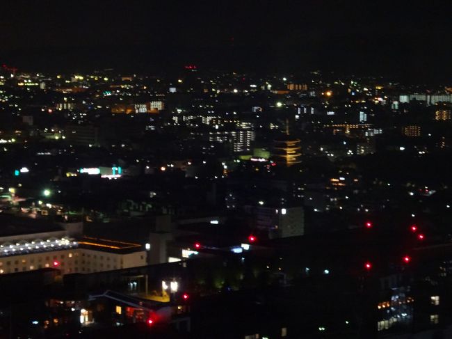 バイキングをすると<br />京都タワーの入場券がついていて<br />お得です<br />夜の京都も良いですね<br />洛北のほうで　花火が上がっていました・・<br />ライトアップ結構あって　よかったです。<br />