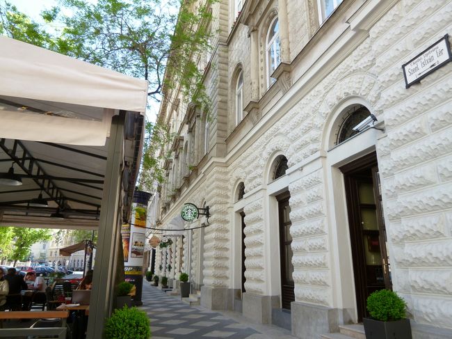 大聖堂のすぐそばのスタバ。街並みにマッチしてます。